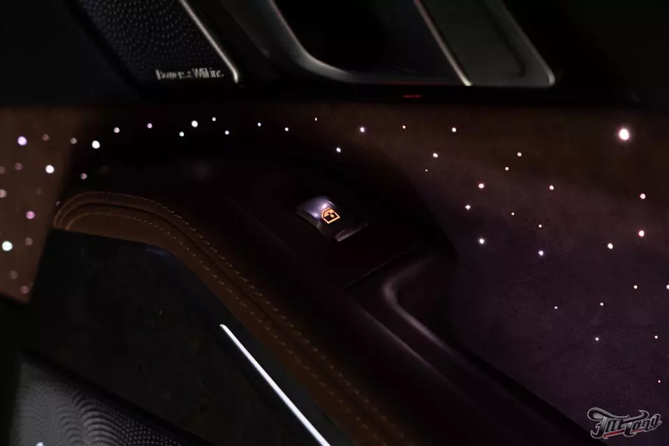 BMW X7. Звездное небо в потолке и дверных картах!
